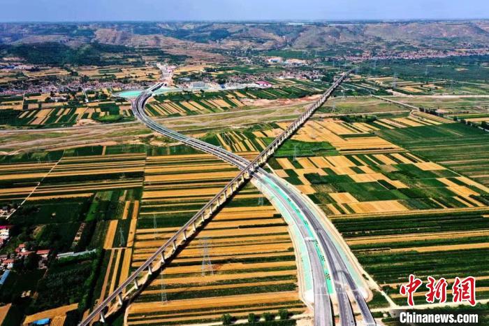 圖為甘肅境內(nèi)的高速公路。(資料圖) 甘肅省交通運輸廳供圖