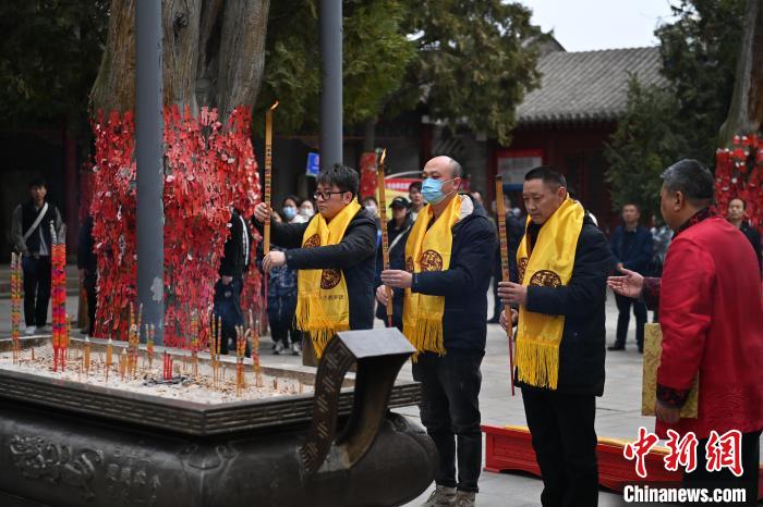 在甘肅天水市伏羲廟內(nèi)，參祭者雙手持香，祭拜人文始祖伏羲?！±顏嘄?攝