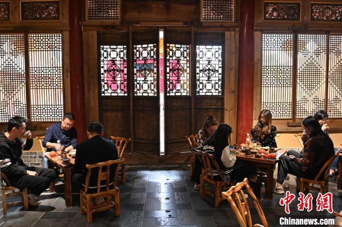 圖為甘肅天水市秦州區(qū)平南鎮(zhèn)蘇灣村民俗莊園內(nèi)的“圍爐煮茶”網(wǎng)紅打卡點。(資料圖) 李亞龍 攝