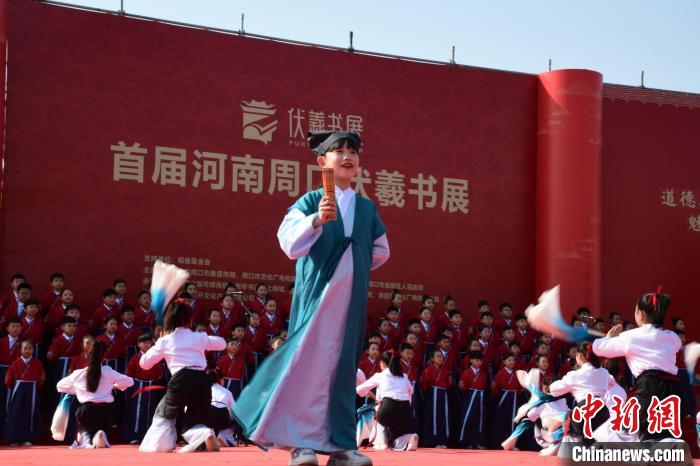 圖為學生們在開幕式上誦讀經(jīng)典?！×赫赵?攝