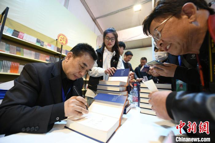 圖為作家王躍文現(xiàn)場簽名售書。　梁照曾 攝
