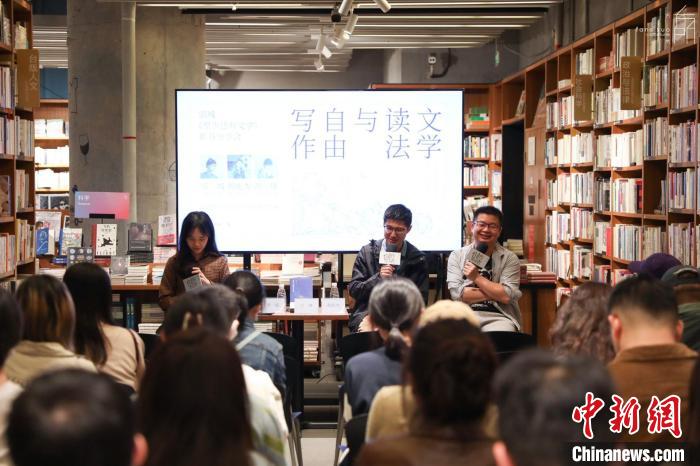 《至少還有文學(xué)》推出：在今天，我們?yōu)槭裁催€需要文學(xué)？