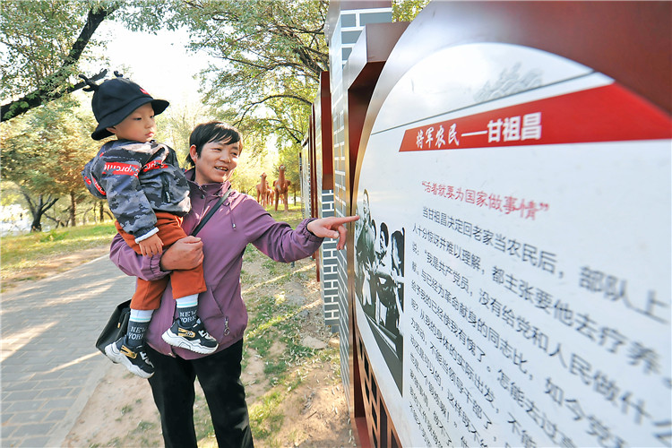 嘉峪關(guān)市紀委監(jiān)委通過實施“政治鑄廉、教育促廉、文化育廉、陣地助廉、監(jiān)督固廉”等“五廉”行動，深入推進新時代廉潔文化建設(shè)。圖為市民在迎賓湖絲路廉潔文化主題公園“勤廉楷模墻”接受廉潔文化教育。.jpg