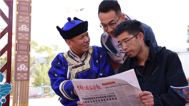 2023年6月8日，甘肅省張掖市肅南裕固族自治縣紅灣寺鎮(zhèn)紀委工作人員在一小區(qū)廉政文化主題廣場與社區(qū)居民拉家常，宣傳廉潔知識，共話廉潔文化.jpg