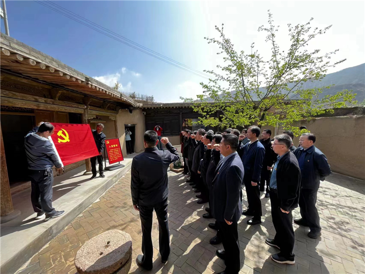 圖為臨夏州紀委監(jiān)委組織黨員干部在東鄉(xiāng)縣布塄溝黨史教育基地開展革命教育活動，賡續(xù)紅色血脈、汲取奮進力量、激發(fā)干事熱情。.png