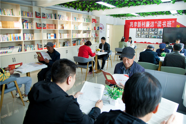 隴南市禮縣開展廉潔書籍進農(nóng)家書屋活動，圖為羅壩鎮(zhèn)鞏李新村舉辦的“廉潔讀書班”。.jpg