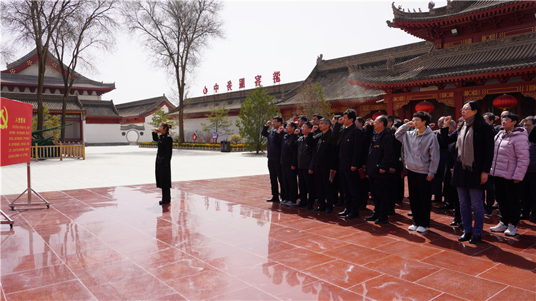 4月6日，為傳承弘揚(yáng)革命英烈精神，教育引導(dǎo)紀(jì)檢監(jiān)察干部筑牢信仰之基、補(bǔ)足精神之鈣、把穩(wěn)思想之舵，永葆忠誠(chéng)干凈擔(dān)當(dāng)?shù)恼伪旧?。市紀(jì)委監(jiān)委組織紀(jì)檢監(jiān)察干部赴靜寧縣界石鋪紅軍長(zhǎng)征紀(jì)念館和莊浪縣梯田紀(jì)念館開展廉政教育和革命傳統(tǒng)教育。.jpg
