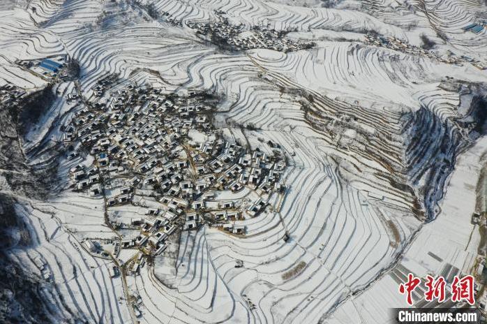 圖為航拍甘肅隴南市西和縣的“雪后鄉(xiāng)村”。(資料圖)張平良 攝