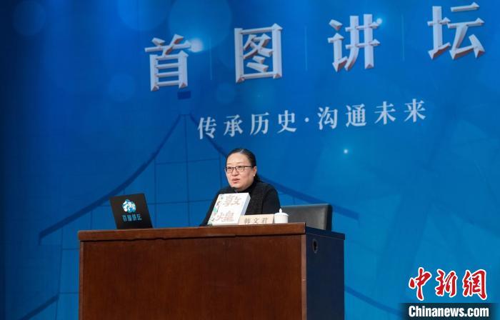敦煌研究院文化弘揚(yáng)部講解科科長(zhǎng)韓文君。　湖南文藝出版社供圖