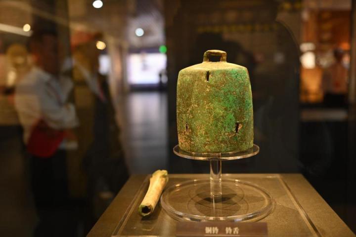 張家川縣馬家塬車輿博物館展陳的馬家塬遺址出土的銅鈴。李亞龍 攝