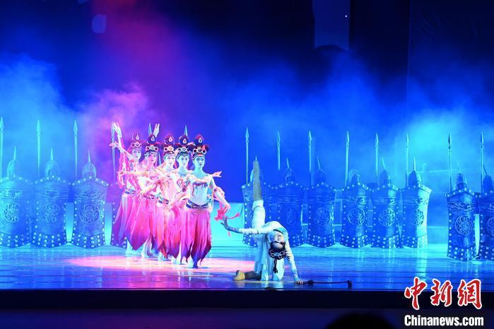 2023年2月18日，蘭州歌舞劇院創(chuàng)排的大型舞劇《大夢(mèng)敦煌》?！　【琶赖┰?攝