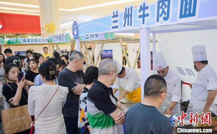 5月11日，“醉美玉如意·感恩幫扶情”甘肅(天津)文創(chuàng)非遺市集和特色美食展示活動(dòng)在天津舉行。(天津市文旅局供圖)