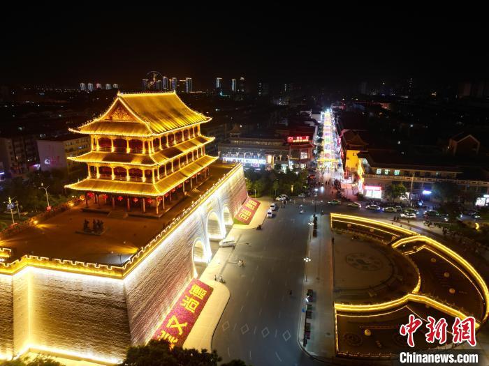 圖為武威市標志性建筑涼州古城門燈光亮起。(無人機照片) 　戴文昌 攝</p><p>