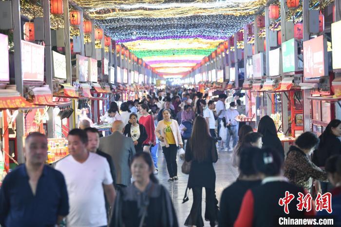 圖為燈光亮起，明清街夜市人氣漸旺。　戴文昌 攝</p><p>