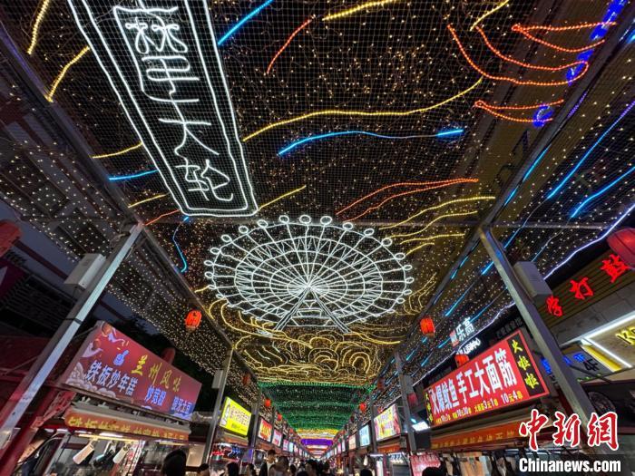 圖為明清街夜市燈光點亮具有武威文化元素的“摩天輪”彩燈?！〈魑牟?攝</p><p>
