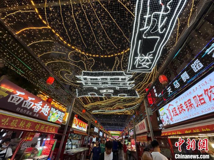 圖為明清街夜市燈光點亮具有武威文化元素的“涼州古城門”彩燈?！〈魑牟?攝</p><p>