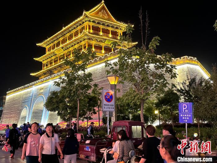圖為夜幕降臨，涼州古城門燈光亮起。　戴文昌 攝