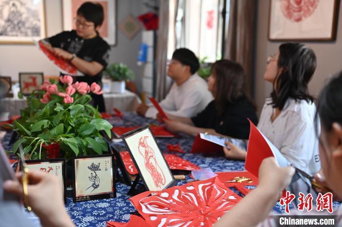 6月6日，在甘肅敦煌青年夜校課程中，青年學(xué)員學(xué)習(xí)敦煌非遺剪紙課程。李亞龍 攝　　