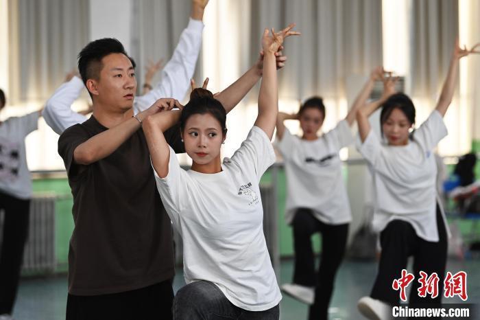 6月6日，在甘肅敦煌青年夜校課程中，青年學(xué)員學(xué)習(xí)敦煌舞課程。李亞龍 攝　　