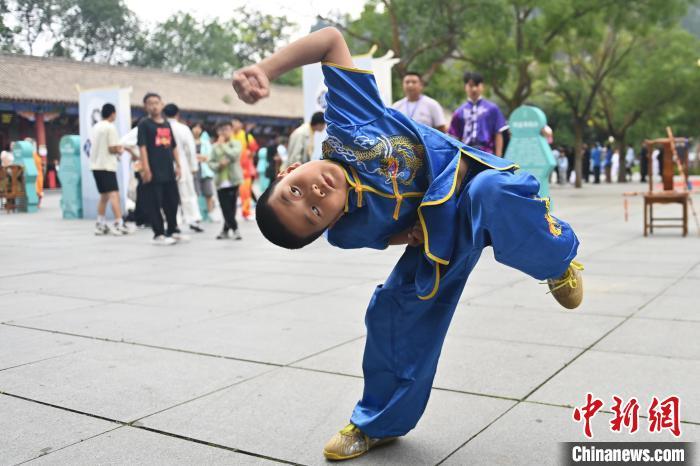 7月14日，甘肅省平?jīng)鍪嗅轻忌骄皡^(qū)內(nèi)，小朋友展示查拳。7月13日至14日，“2024年北京體育大學第十五屆國際武術(shù)比賽交流大會暨首屆崆峒山國際武術(shù)大會”舉行，大會也在崆峒山景區(qū)進行問道崆峒、武術(shù)高級研修班、崆峒拜師等系列活動。中新社記者 李亞龍 攝</p>
<p>