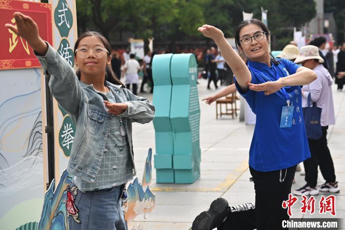 7月14日，甘肅省平?jīng)鍪嗅轻忌骄皡^(qū)內(nèi)，霍氏練手拳傳承人、霍元甲玄孫女霍靜虹(右)教授武術(shù)愛好者霍氏練手拳。7月13日至14日，“2024年北京體育大學第十五屆國際武術(shù)比賽交流大會暨首屆崆峒山國際武術(shù)大會”舉行，大會也在崆峒山景區(qū)進行問道崆峒、武術(shù)高級研修班、崆峒拜師等系列活動。中新社記者 李亞龍 攝</p>
<p>