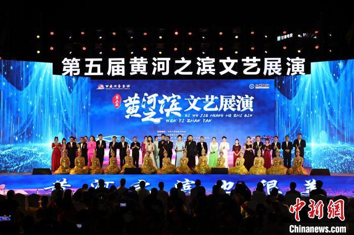 7月19日晚，第五屆黃河之濱文藝展演在蘭州體育文化廣場開幕。張曦予 攝