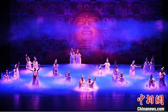 7月18日晚，中國經(jīng)典舞劇《絲路花雨》在甘肅蘭州黃河劇院進(jìn)行演出。中國經(jīng)典舞劇《絲路花雨》迎來45周年，7月17日-8月4日在蘭州開啟為期多天的駐場演出。該舞劇取材于敦煌莫高窟壁畫，集中國霓裳羽衣舞、敦煌舞、印度舞、黑巾舞、波斯馬鈴舞等于一身，自1979年演出至今，該劇先后在40多個(gè)國家和地區(qū)演出近4000場，觀眾550多萬人次。中新社記者 李亞龍 攝</p>
<p>