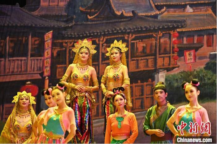 7月18日晚，中國經(jīng)典舞劇《絲路花雨》在甘肅蘭州黃河劇院進(jìn)行演出。中國經(jīng)典舞劇《絲路花雨》迎來45周年，7月17日-8月4日在蘭州開啟為期多天的駐場演出。該舞劇取材于敦煌莫高窟壁畫，集中國霓裳羽衣舞、敦煌舞、印度舞、黑巾舞、波斯馬鈴舞等于一身，自1979年演出至今，該劇先后在40多個(gè)國家和地區(qū)演出近4000場，觀眾550多萬人次。中新社記者 李亞龍 攝</p>
<p>