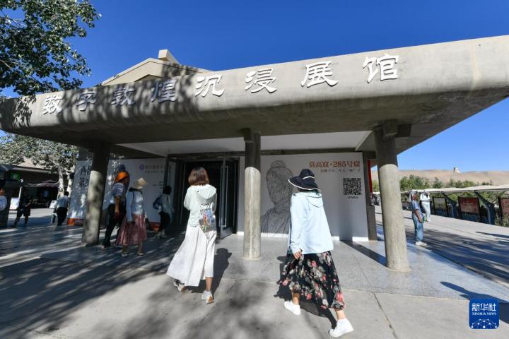 7月22日，游客排隊(duì)進(jìn)入“尋境敦煌——數(shù)字敦煌沉浸展”場(chǎng)館。新華社記者 郎兵兵 攝</p>
<p>
