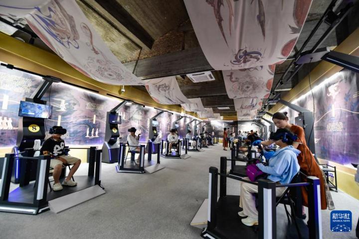 7月22日，游客線下體驗(yàn)“尋境敦煌——數(shù)字敦煌沉浸展”。新華社記者 郎兵兵 攝</p>
<p>