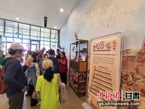 近日，玉門關(guān)遺址景區(qū)開啟了一場精彩紛呈的玉關(guān)詩詞挑戰(zhàn)賽，吸引眾多游人參與其中。玉門關(guān)遺址景區(qū)供圖