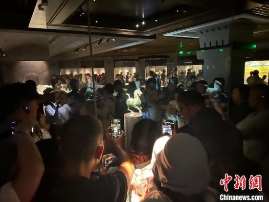 8月17日至23日，“濃濃民族情 兩岸一家親”臺灣同胞參訪團(tuán)甘肅行交流活動(dòng)在甘肅展開。圖為臺胞參觀甘肅省博物館。中新社記者 閆姣 攝