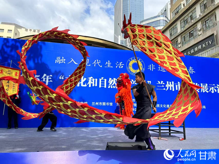柴宗峰在2025年“文化和自然遺產(chǎn)日”蘭州市非遺宣傳展示活動(dòng)中表演舞獅。人民網(wǎng)記者 焦隆攝