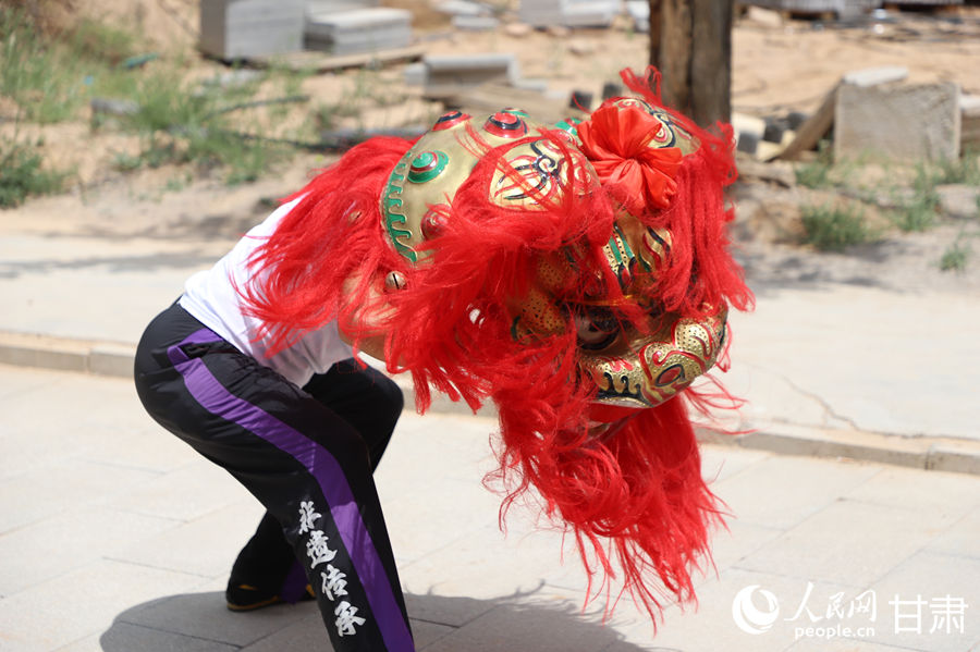 柴宗峰在桃林村展示蘭州北獅風(fēng)采。人民網(wǎng)記者 焦隆攝