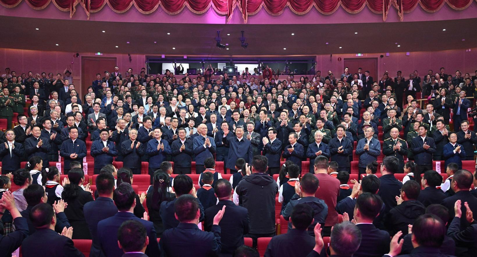 習(xí)近平觀看慶祝西藏自治區(qū)成立60周年文藝晚會《雪域歡歌》